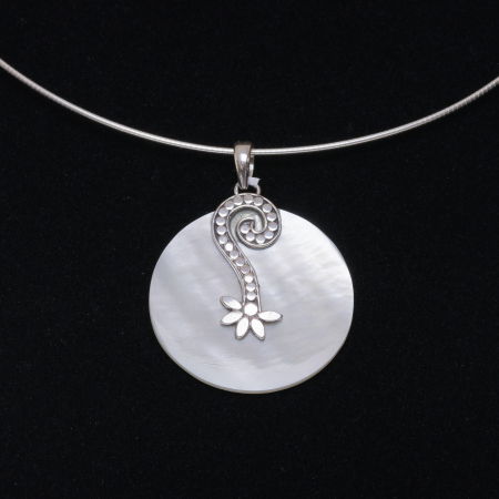 BIJUTERII - Pandant rotund 3 cm cu scoica naturala si decoratiune din argint 925