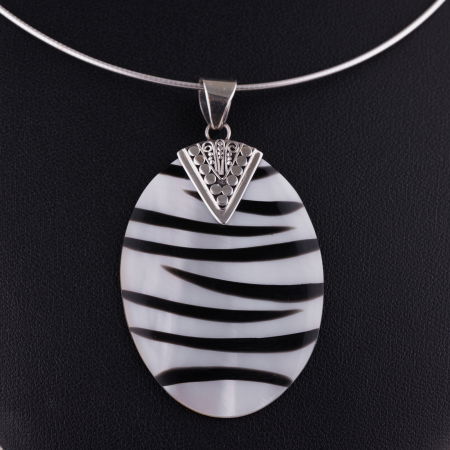 BIJUTERII - Pandant cu scoica naturala cu negru si decoratiune din argint 925