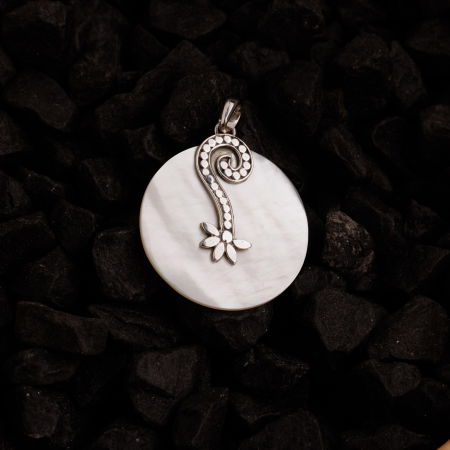 Pandant oval 3 x 4 cm cu scoica naturala si decoratiune din argint 925 [3]