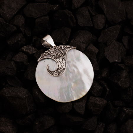 Pandant rotund 3.5 cm cu scoica naturala si decoratiune din argint 925 [2]