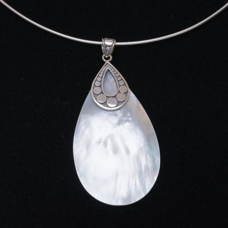 BIJUTERII - Pandant cu forma de lacrima 3 x 5 cm cu scoica naturala si decoratiune din argint 925