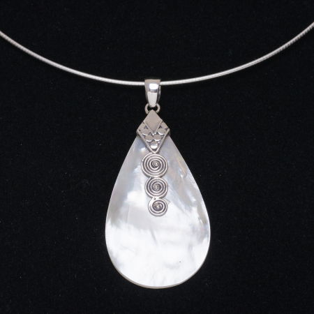 BIJUTERII - Pandant cu forma de lacrima 2.5 x 5 cm cu scoica naturala si decoratiune din argint 925