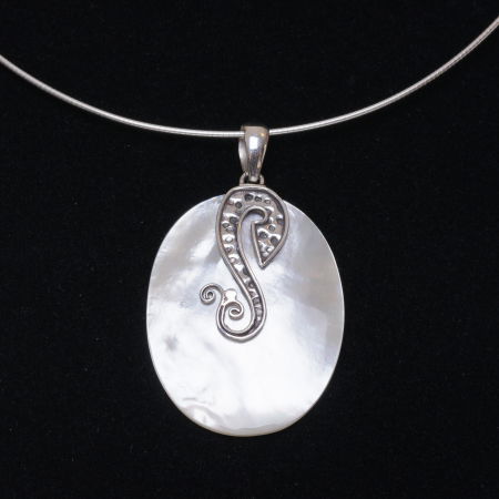 BIJUTERII - Pandant oval 3 x 4 cm cu scoica naturala si decoratiune din argint 925
