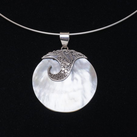 BIJUTERII - Pandant rotund 3.5 cm cu scoica naturala si decoratiune din argint 925