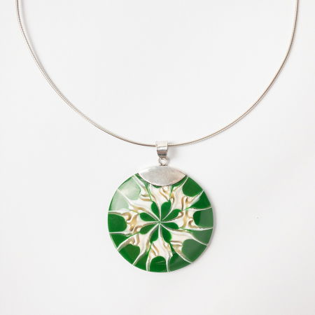 BIJUTERII - Pandant rotund 4 cm din rasina realizata manual cu aplicatie din argint 925, verde cu alb