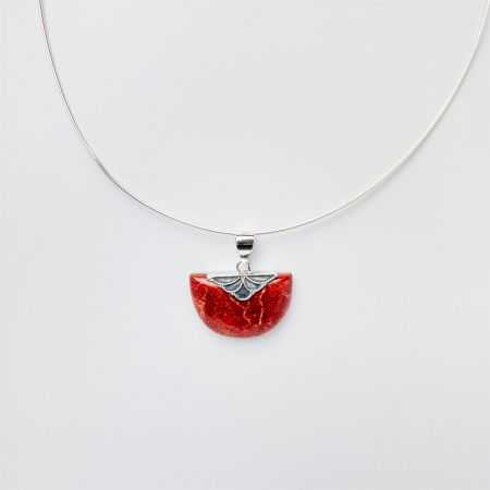 BIJUTERII - Pandant semirotund din coral natural cu decoratiune minimalista din argint 925