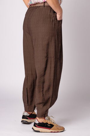 Pantaloni maro, masura mare, cu curea, din vascoza [1]