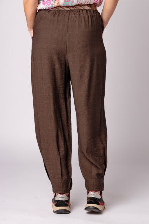 Pantaloni maro, masura mare, cu curea, din vascoza [2]