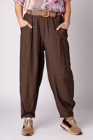 Pantaloni masuri mari - Pantaloni maro, masura mare, cu curea, din vascoza