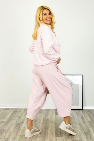 Pantaloni roz deschis cu design urban petrecut cu nasture [1]