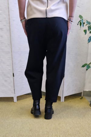 Pantaloni carrot, croiala conica cu pense, din tricot vascoza punto milano, negri [3]