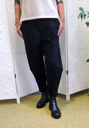 Pantaloni carrot, croiala conica cu pense, din tricot vascoza punto milano, negri [1]