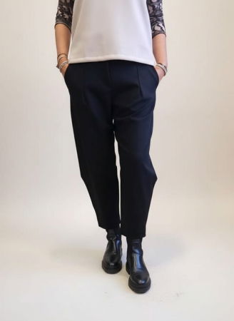 Pantaloni casual - Pantaloni carrot, croiala conica cu pense, din tricot vascoza punto milano, negri