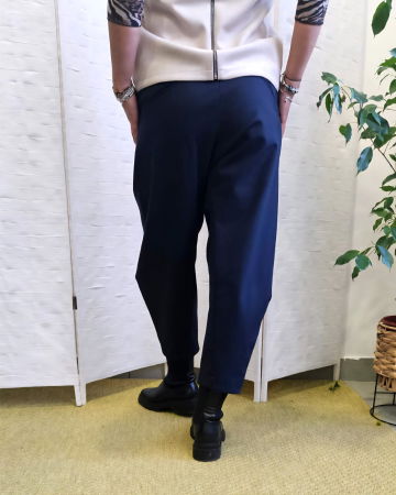 Pantaloni carrot, croiala conica cu pense, din tricot vascoza punto milano, bleumarin [2]