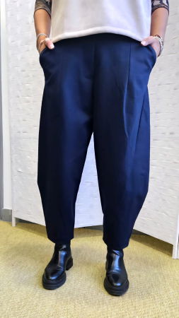 ÎMBRĂCĂMINTE - Pantaloni carrot, croiala conica cu pense, din tricot vascoza punto milano, bleumarin