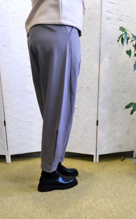 Pantaloni carrot, croiala conica cu pense, din tricot vascoza punto milano, grej [2]