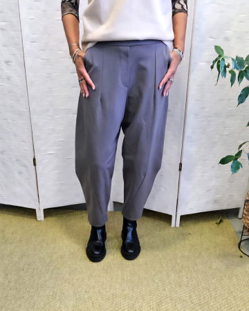 Pantaloni casual - Pantaloni carrot, croiala conica cu pense, din tricot vascoza punto milano, grej