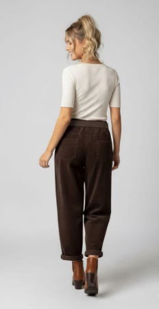 Pantaloni din catifea reiata  cu dungi late, maro, cu croiala relaxata [1]