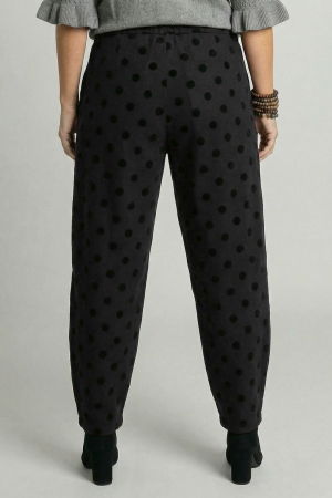 Pantaloni negri lejeri cu imprimeu buline subtil emosate – croi relaxat, talie confortabila [2]