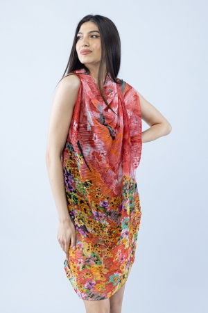 Pareo plaja din material plisat matasos si usor, imprimeu floral multicolor pe fond corai [2]