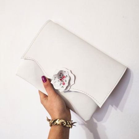 NOUTATI - Plic alb din piele naturala cu trandafir de efect ,festiv