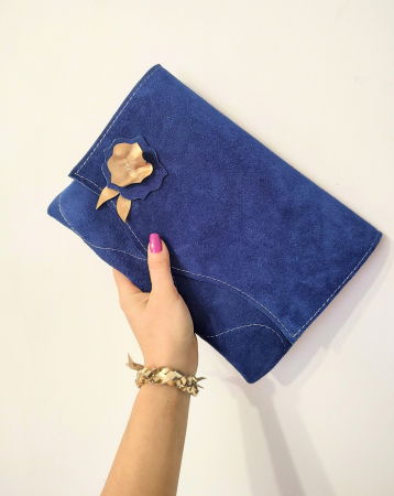 NOUTATI - Plic albastru electric din piele naturala întoarsă , cu trandafir tridimensional ,festiv