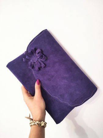NOUTATI - Plic mov indigo, din piele naturala întoarsă ,cu aplicație 3D florala
