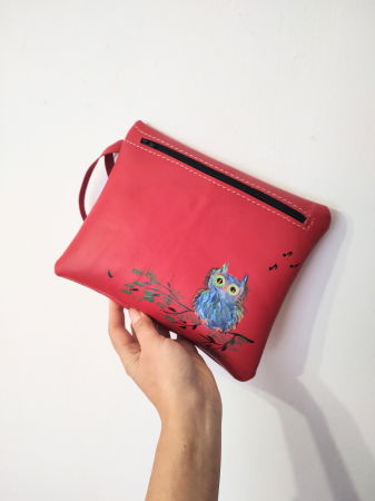 Genți si Plicuri Handmade din Piele - Portfard personalizat din piele naturală, cu bufnita pictata