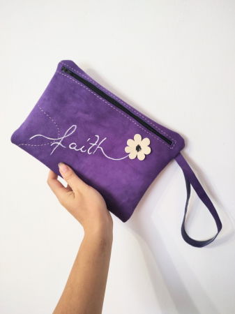 Genți - Portfard personalizat din piele naturală întoarsă mov, cu margaretă și mesaj pictat