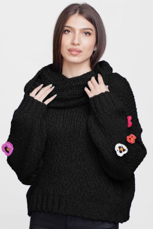 Pulovere - Pulover cu guler bogat, cu ochiuri mari si flori pe maneci, negru