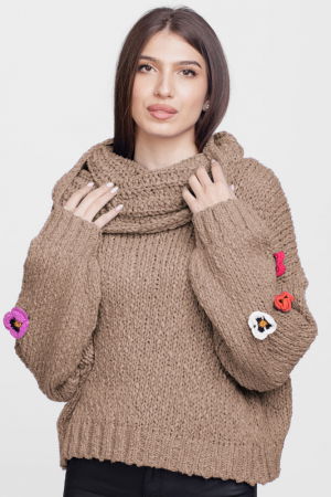 ÎMBRĂCĂMINTE - Pulover cu guler bogat, cu ochiuri mari si flori pe maneci, bej inchis
