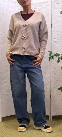 Pulover cu nasturi decorativi impletitura decorativa pe piept si decolteu in V, bej [1]