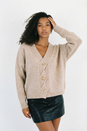 Pulovere - Pulover cu nasturi decorativi impletitura decorativa pe piept si decolteu in V, bej