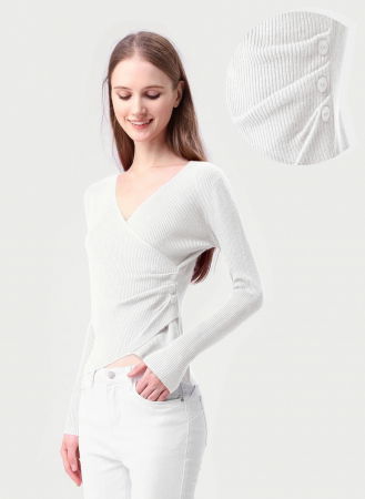 ÎMBRĂCĂMINTE - Pulover alb cu striatii, cu bust petrecut in V si nasturei pe-o parte