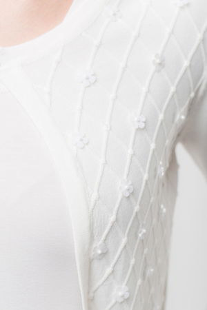 Pulover alb, scurt ,dechis in fata, cu floricele aplicate [1]