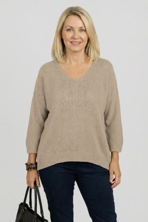 ÎMBRĂCĂMINTE - Pulover pufos bej cu decolteu in V si maneca fluture