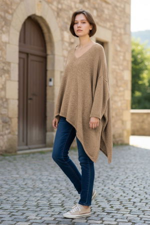 Pulovere - Pulover pufos camel, oversize cu colt si decolteu in V