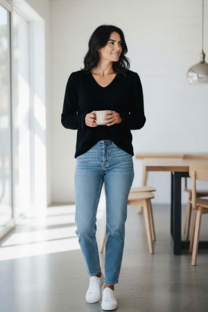 Pulover pufos cu alpaca, volane la maneci si decolteu in V – model casual chic, negru [1]