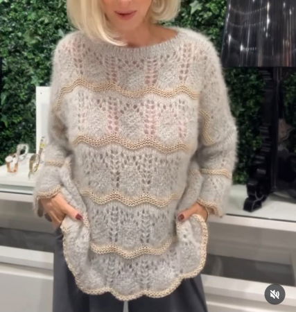 Pulovere - Pulover tricotat soft cu model wave  si margini ondulate, bej si auriu