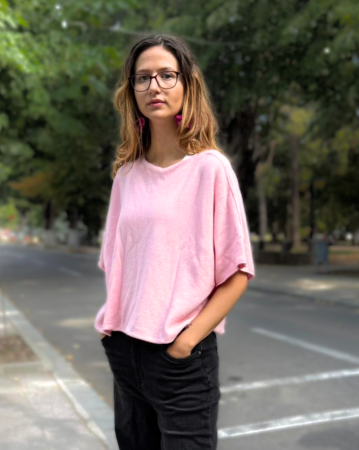 Pulovere - Pulover versatil cu maneca fluture din vascoza, roz