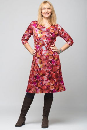 Rochii din Jerseu - Rochie `A line` midi, imprimeu predominant in nuante de roz si fucsia, din vascoza