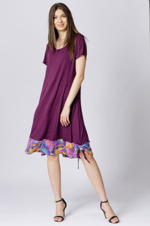 Rochii masuri mari - Rochie mov din vascoza cu volan imprimeu geometric si sireturi laterale