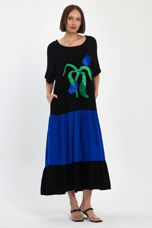 Rochii - Rochie neagra cu volan albastru si aplicatie floare stilizata, din vascoza