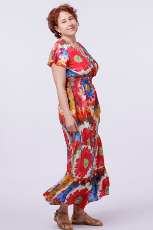 Rochie cu talia evidentiata si bust petrecut, imprimeu floral predominant rosu [1]