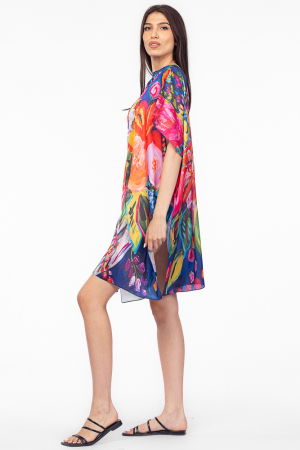 Rochie de plaja tip poncho din matase cu flori fucsia pe fond albstru [1]