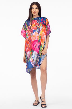 MĂSURI MARI - Rochie de plaja tip poncho din matase cu flori fucsia pe fond albstru