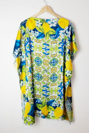 Cumpara impreuna cu discount - Rochie de plaja tip poncho din matase cu imprimeu mediteranean cu lamai pe alb, verde si albastru