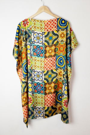 Cumpara impreuna cu discount - Rochie de plaja tip poncho din matase cu imprimeu model marocan in culori vibrante