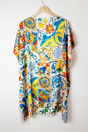 Cumpara impreuna cu discount - Rochie de plaja tip poncho din matase cu imprimeu model marocan cu lamai in culori vibrante