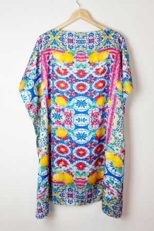 Rochie de plaja tip poncho din matase cu imprimeu mediteranean cu lamai pe alb si fucsia [1]